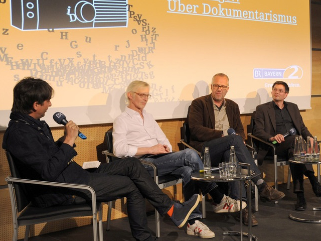 Martin Zeyn, Maximilian Schönherr, Volker Heise und Frank Zimmer (v.l.) sitzen beim Forum Essay 2014 auf einer Bühne.