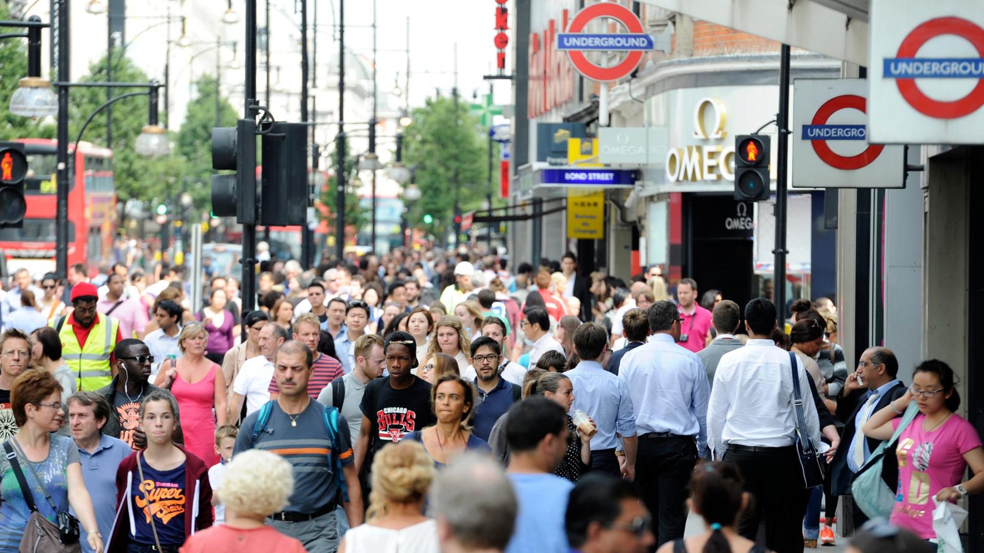 Passanten auf der Oxford Street in London im August 2013