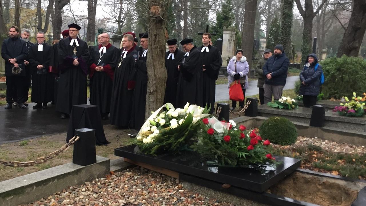 Symbolisches Begräbnis Juliusz Bursches nach einem Gedenkgottesdienst in der Trinitatiskirche in Warschau.