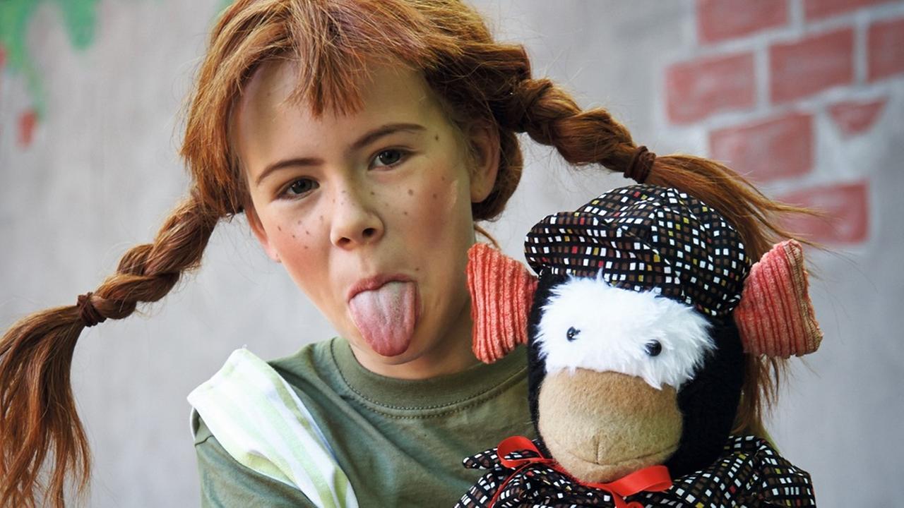 Pippi Langstrumpf wurde 2018 in der Freilichtbühne Herdringen gespielt. Die Hauptdarstellerin ist wie Pippi verkleidet und steckt die Zunge raus.