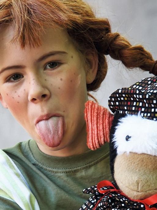 Pippi Langstrumpf wurde 2018 in der Freilichtbühne Herdringen gespielt. Die Hauptdarstellerin ist wie Pippi verkleidet und steckt die Zunge raus.