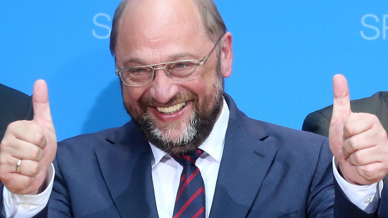 Martin Schulz (SPD) reckt beide Daumen in die Höhe