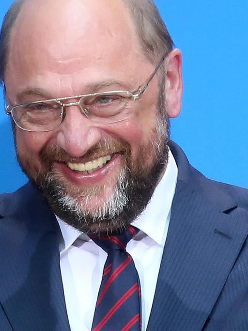 Martin Schulz (SPD) reckt beide Daumen in die Höhe