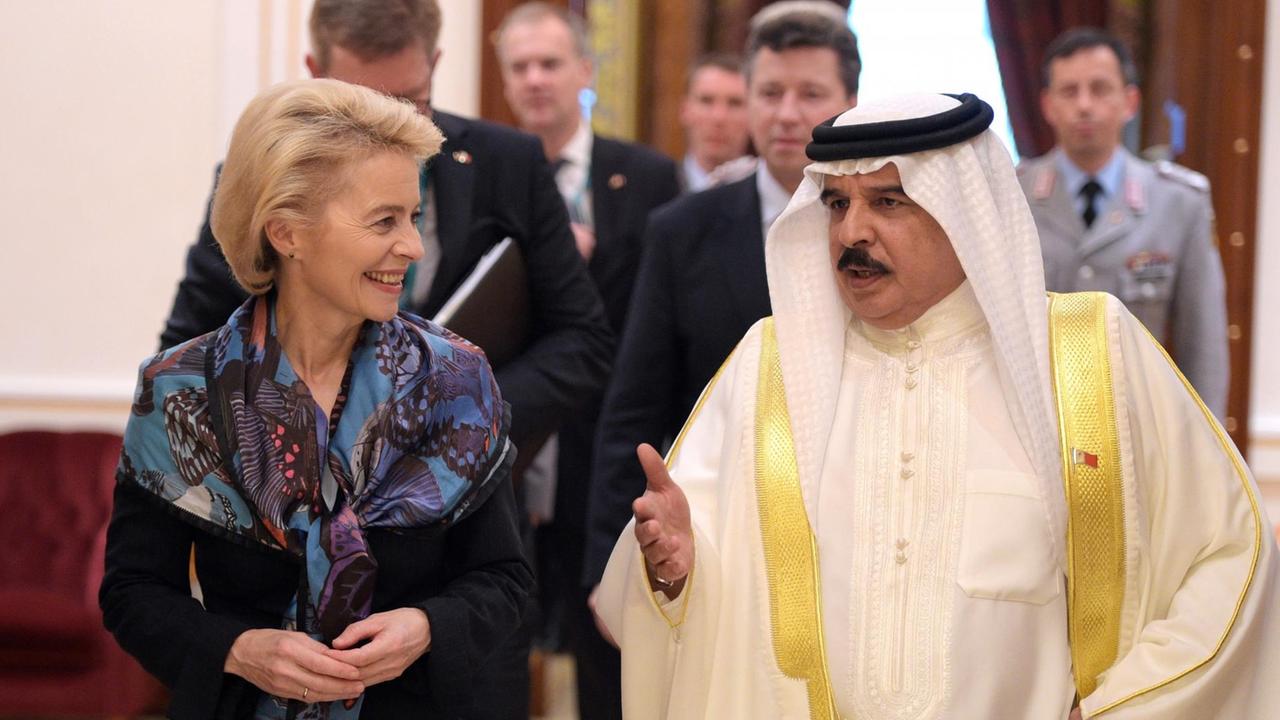 Bundesverteidigungsministerin Ursula von der Leyen geht neben Bahrains König Hamad bin Isa al-Chalifa
