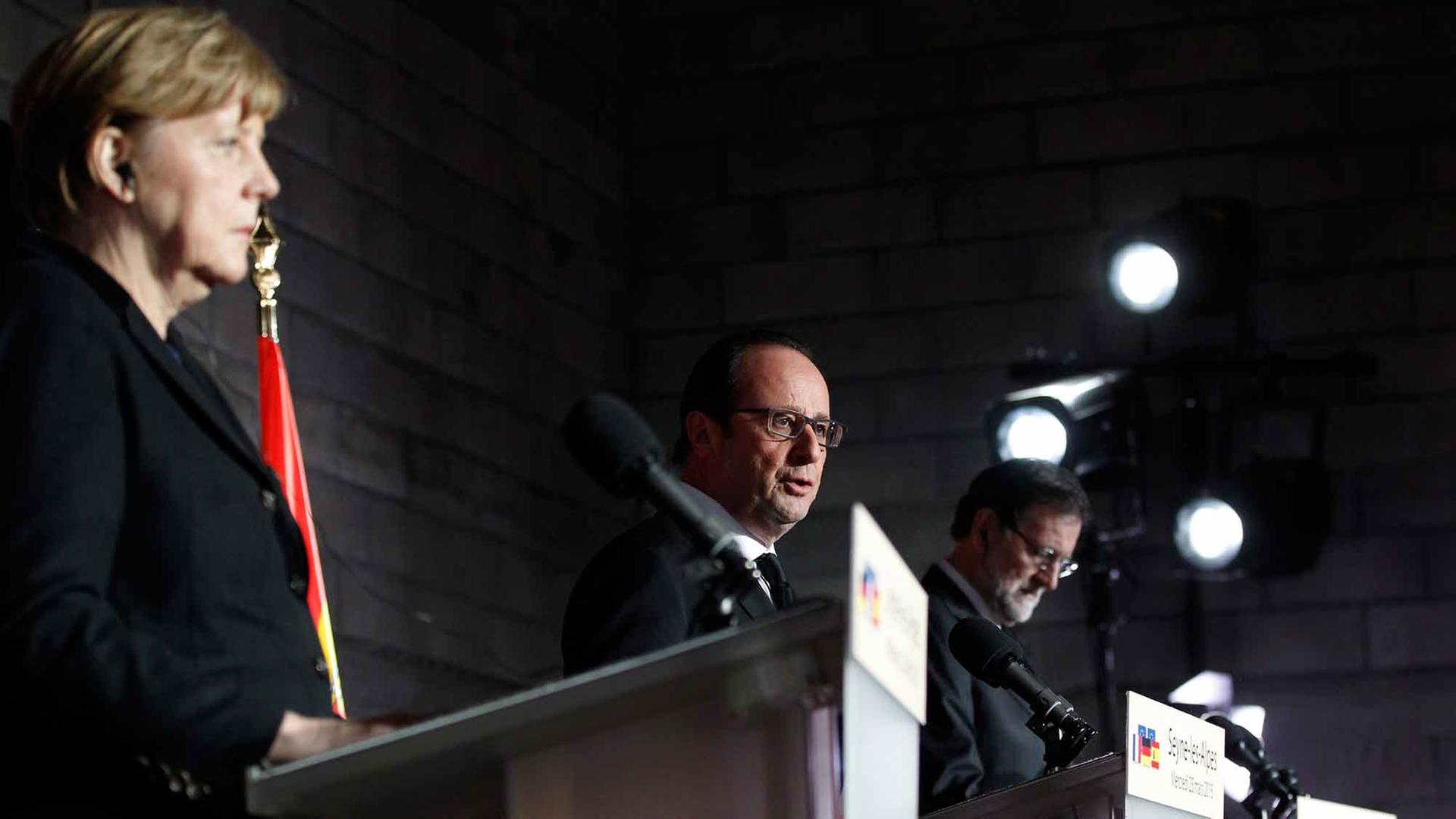 Bundeskanzlerin Merkel (li), Frankreichs Präsident Francois Hollande (Mitte) und der spanische Premier Mariano Rajoy (re) auf einer Pressekonferenz nach dem Besuch der Absturzstelle der Germanwings-Maschine.