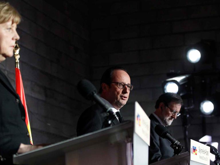 Bundeskanzlerin Merkel (li), Frankreichs Präsident Francois Hollande (Mitte) und der spanische Premier Mariano Rajoy (re) auf einer Pressekonferenz nach dem Besuch der Absturzstelle der Germanwings-Maschine.