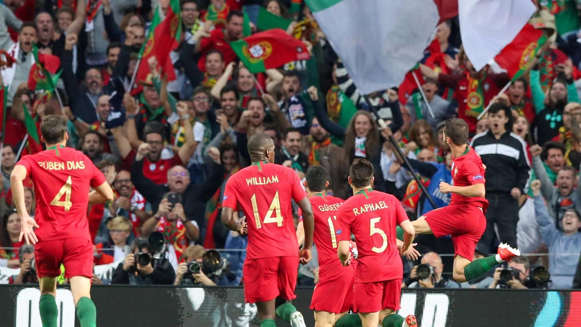 Spieler der portugiesischen Auswahl lassen sich von ihren Fans feiern