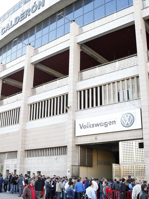 Fans von Atletico Madrid stehen an den Kassen des Stadions Vicente Calderon nach Karten an. Das Stadion soll schon in wenigen Monaten abgerissen werden.
