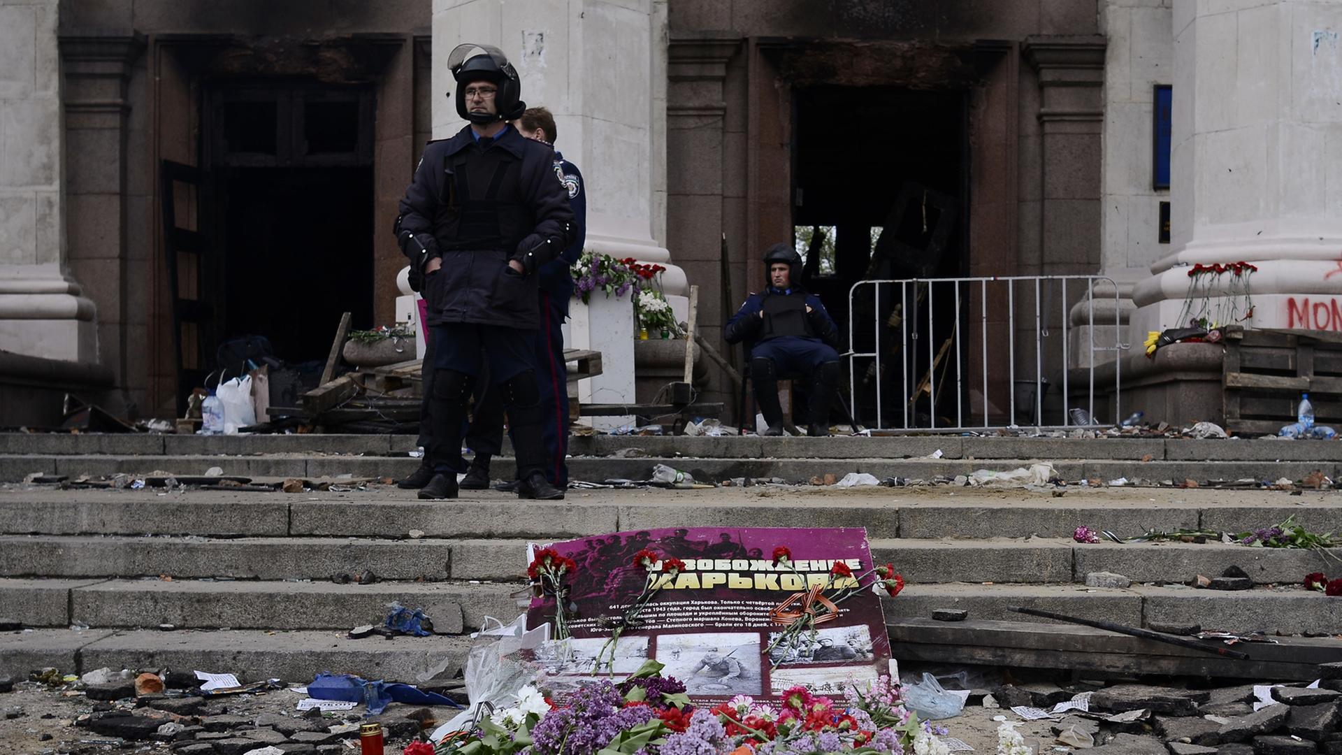 Kerzen und Blumen vor dem ausgebrannten Gewerkschaftshaus in Odessa