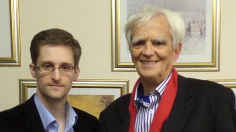 Der grauhaarige Hans-Christian Ströbele und der dunkelhaarige Brillenträger Edward Snowden stehen in Moskau beieinander
