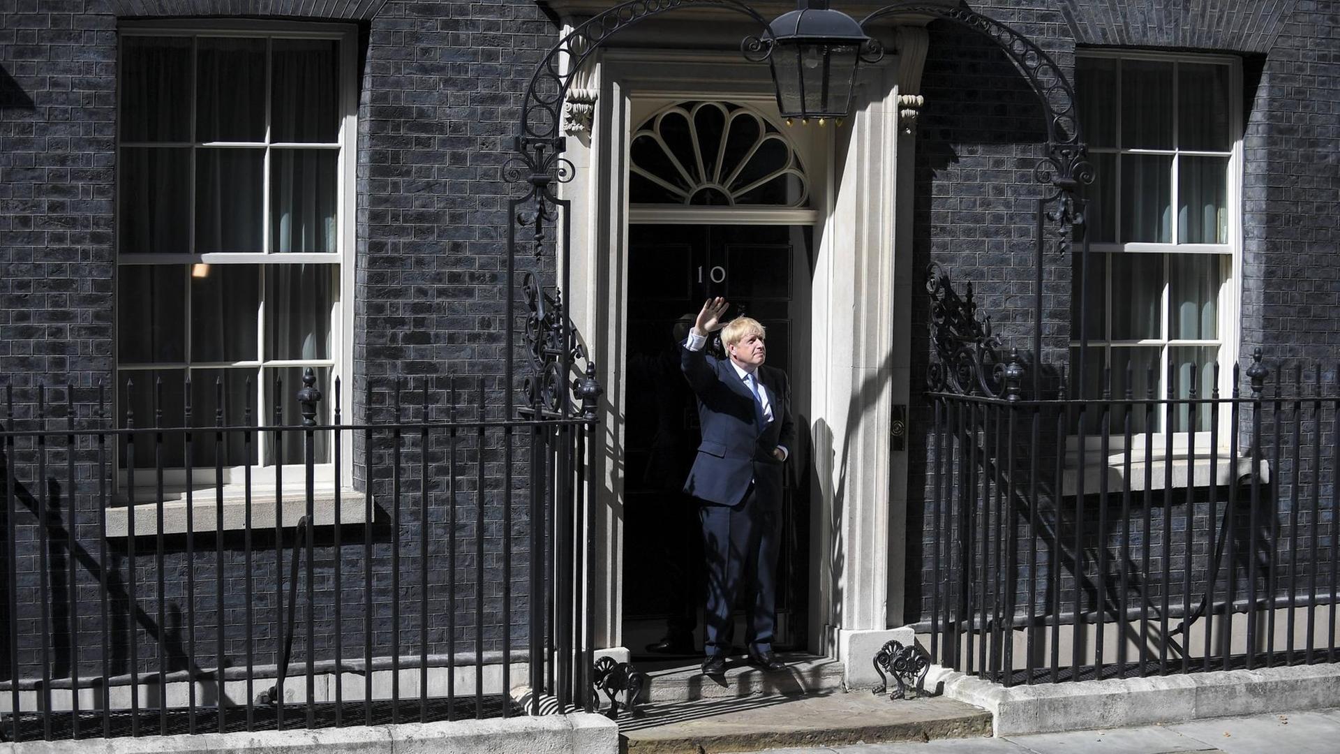 Der neue Premierminister Boris Johnson posiert nach seiner Rede in London, Großbritannien, am 24. Juli 2019 vor der 10 Downing Street.
