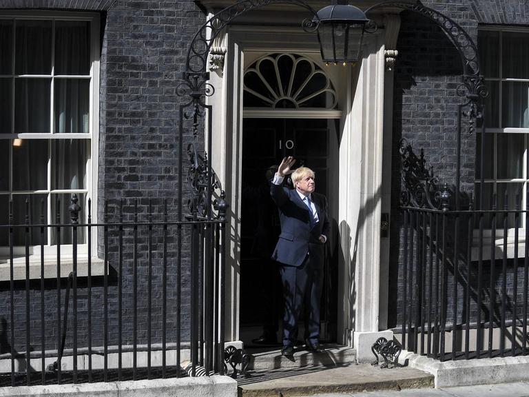 Der neue Premierminister Boris Johnson posiert nach seiner Rede in London, Großbritannien, am 24. Juli 2019 vor der 10 Downing Street.