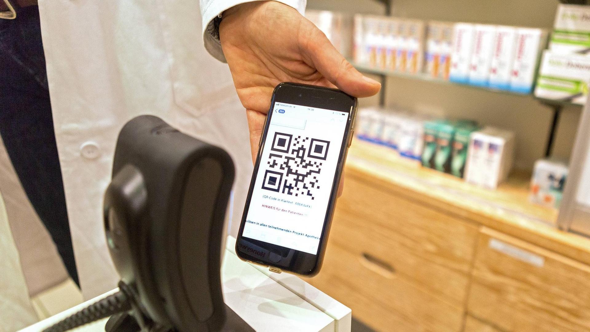 Digitales Arztrezept auf einem Smartphone in der Adler Apotheke in Hamburg-Wandsbek. Mit einem 18-monatigen Pilotprojekt will die Techniker Krankenkasse (TK) den Nutzen von elektronischen Rezepten pruefen.