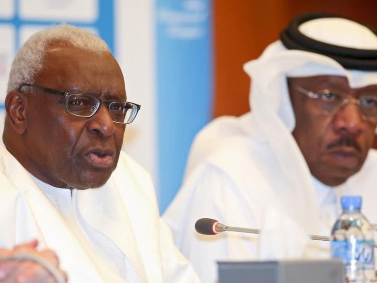 Der Präsident des Internationalen Leichtathletikverbandes (IAAF), der Senegalese Lamine Diack, und der Präsident des Katarischen Leichtathletikverbandes, Dahlan al Hamad, am 14. Mai 2015 in Doha.