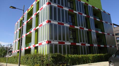 An der Fassade des "BIQ-Hauses" auf dem Gelände der Internationalen Bauausstellung (2013) in Hamburg steht Hauses sind Glaselemente angebracht, in denen zur Energieerzeugung Mikroalgen gezüchtet werden sollen.