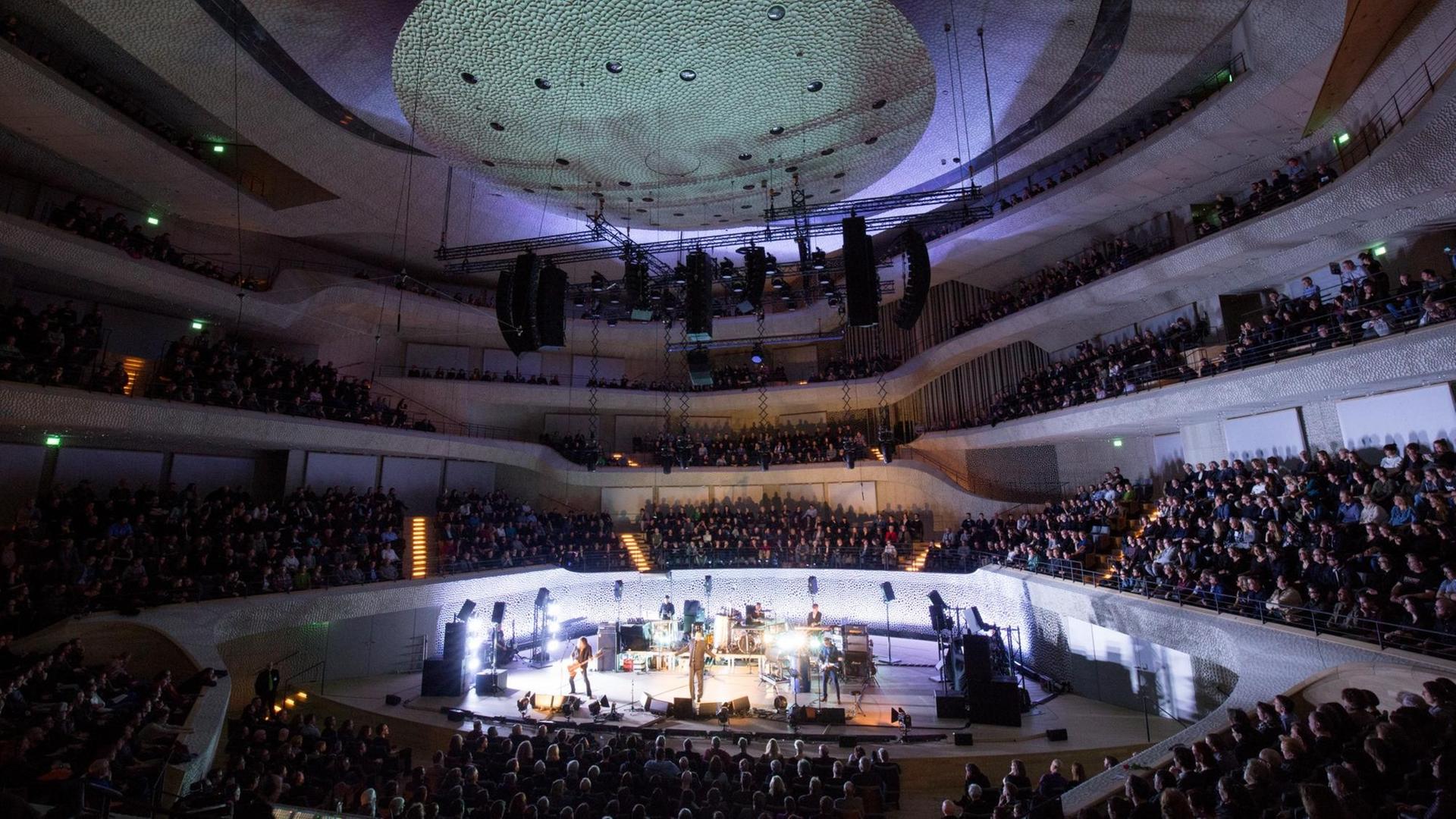 Die Band "Einstürzende Neubauten" mit Sänger Blixa Bargeld spielen am 21.01.2017 im Großen Saal der Elbphilharmonie in Hamburg.