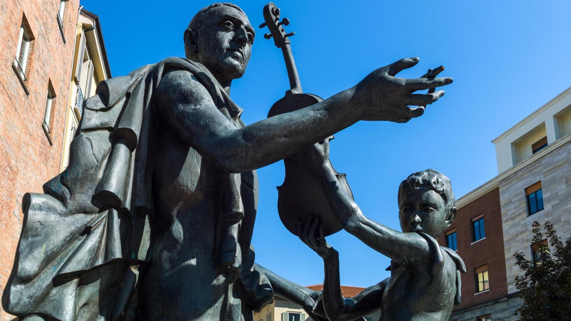 Die Statue des berühmten Geigenbaumeisters Antonio Stradivari im italienischen Cremona