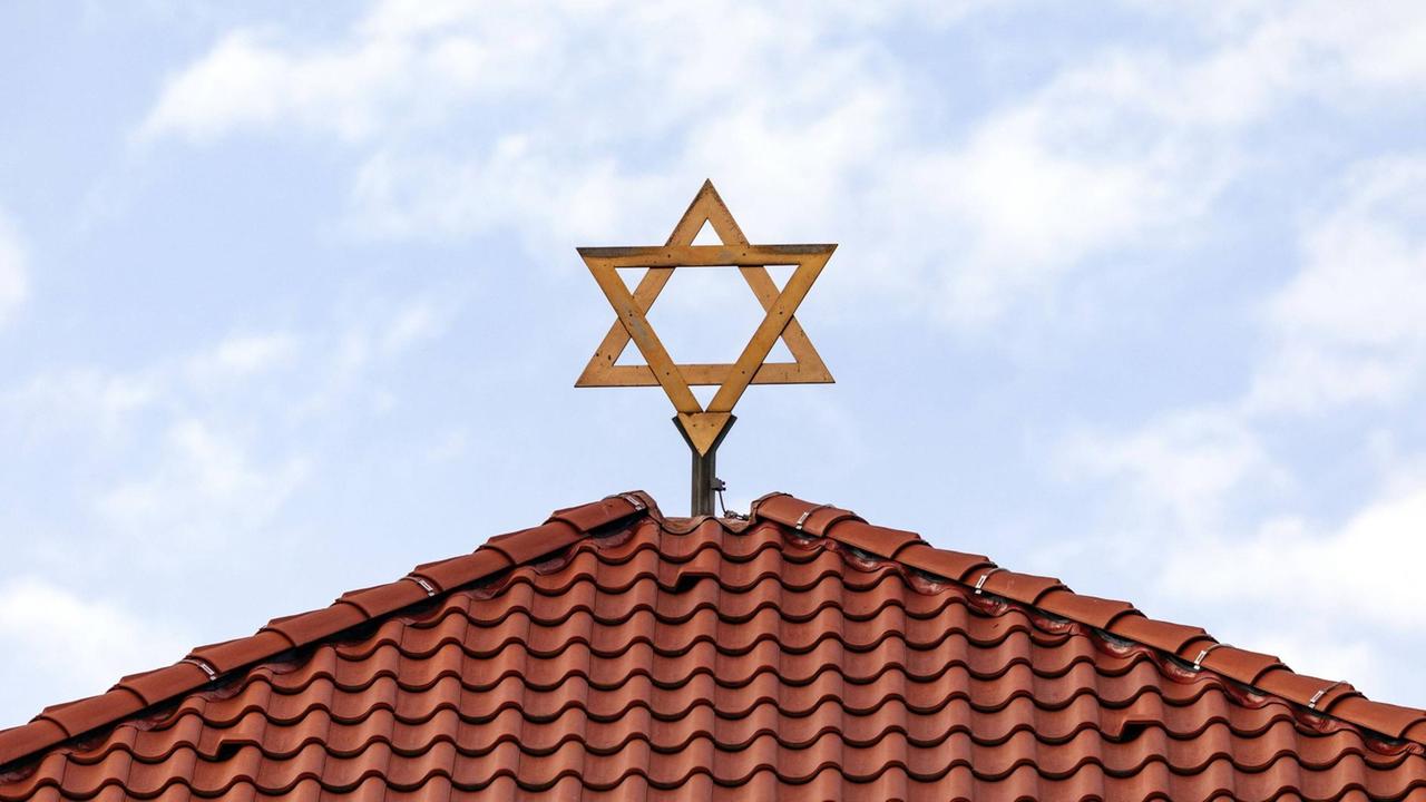 Davidstern am Eingang des Jüdischen Friedhofs in Bocklemünd. Köln, 11.05.2018 *** Star of David at the entrance of the Jewish cemetery in Bocklemünd Cologne 11 05 2018 Foto:xC.xHardtx/xFuturexImage