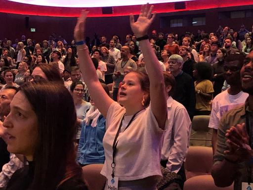 Menschen während eines Gottesdienstes der evangelikalen Saddleback-Gemeinde in Berlin