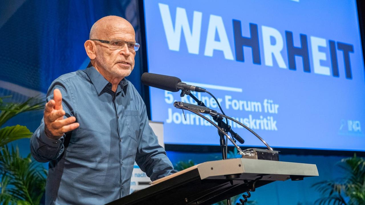 Günter Wallraff am Mikrofon