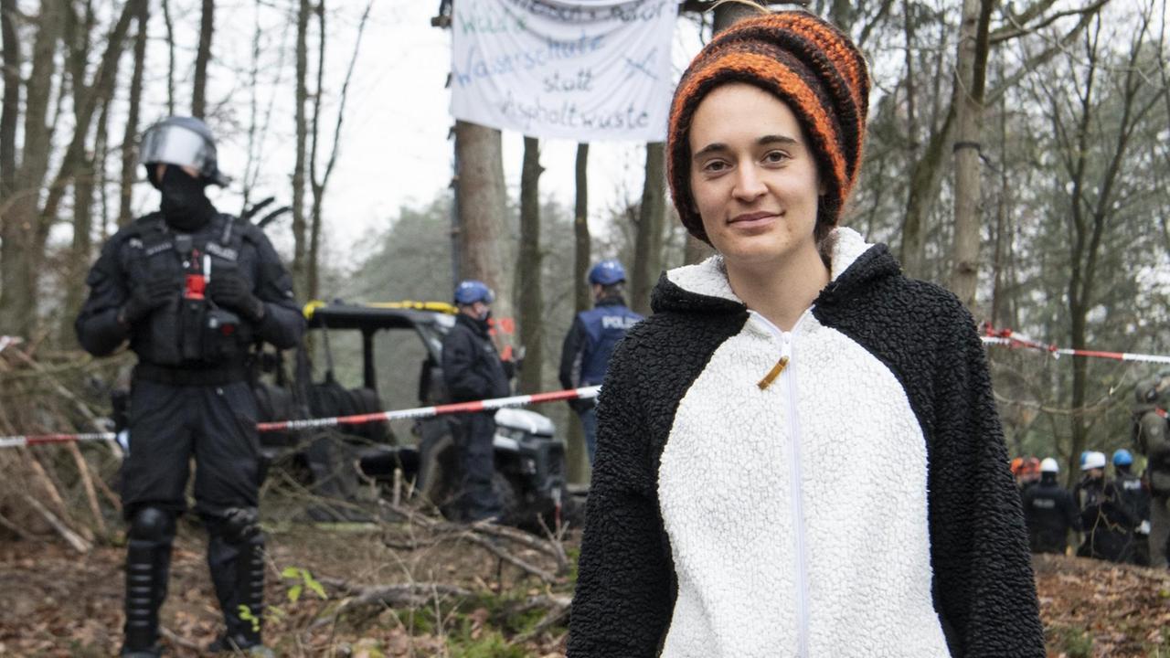 Die deutsche Umweltaktivistin und Kapitänin Carola Rackete begleitet die Protestaktionen gegen die Abholzung im Dannenröder Forst. Sie hatte im Juni 2019 als Kapitänin der Sea-Watch 3 Flüchtlinge im Mittelmeer aus Seenot gerettet.