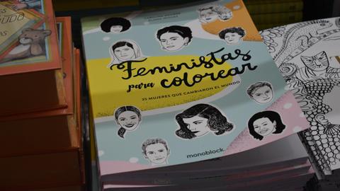 Zu sehen ist ein Stapel Malbücher mit buntem Deckblatt und der Aufschrift "Feministas para colorear"