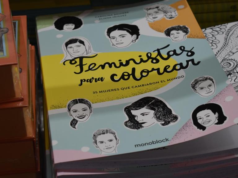Zu sehen ist ein Stapel Malbücher mit buntem Deckblatt und der Aufschrift "Feministas para colorear"
