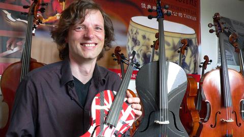 Der Chef der Musikinstrumentenfirma 'mezzo-forte' Jörg Kleinalstede zeigt in in Werther bei Bielefeld Streichinstrumente aus Carbon.