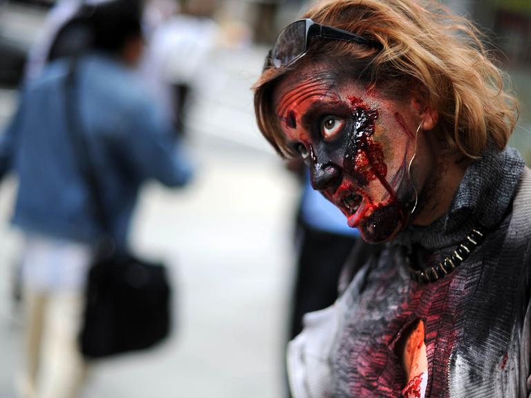 Eine Schauspielerin ist als Zombie verkleidet im Rahmen einer Promoaktion für "The Walking Dead".