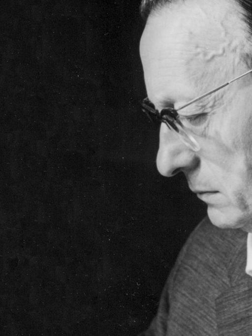 Ein Profilportrait des Komponisten mit Brille in schwarz/weiss-Fotografie