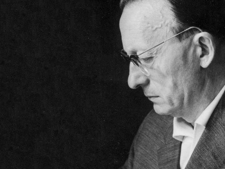 Ein Profilportrait des Komponisten mit Brille in schwarz/weiss-Fotografie