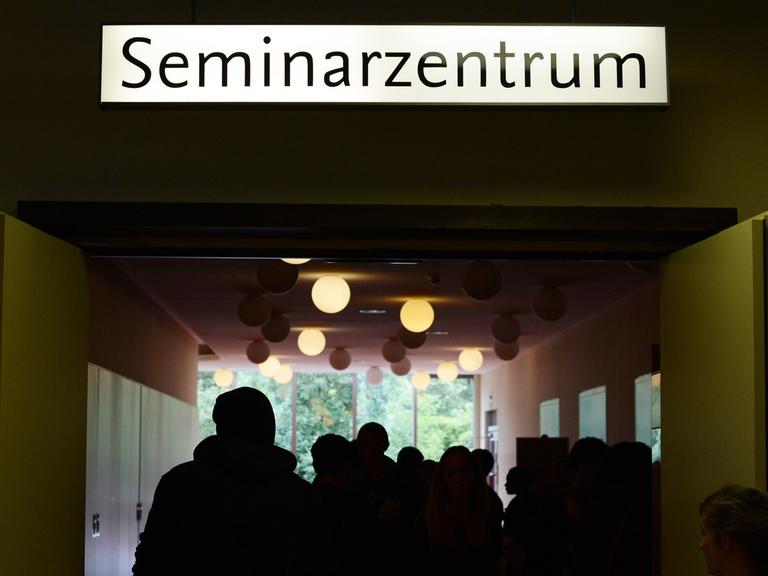 Ein Schild mit der Aufschrift "Seminarzentrum" an der Freien Universität in Berlin.