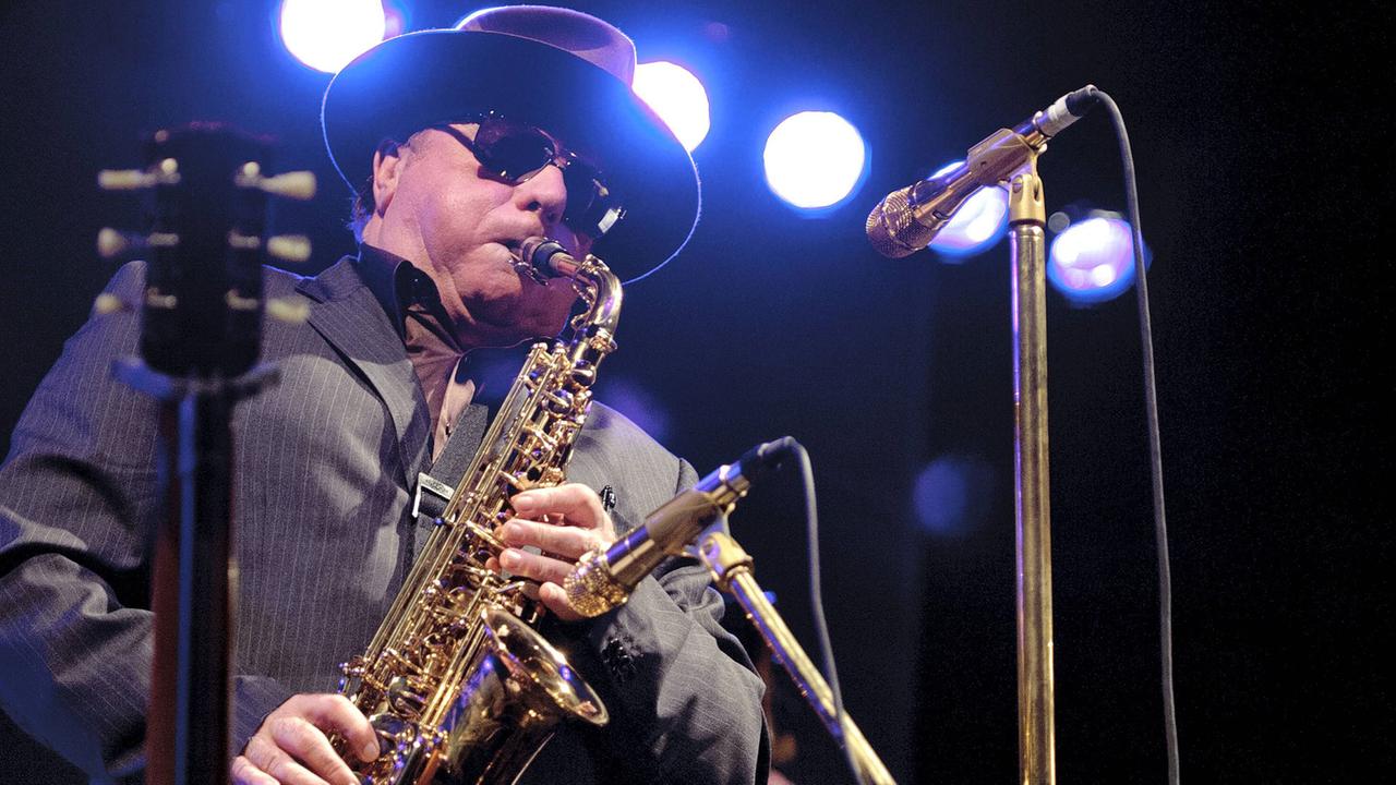Van Morrison spielt Saxophon auf dem Cheltenham Jazz Festival 2013