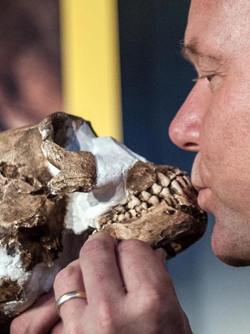 Professor Lee Berger mit dem Schädel eines Homo naledi