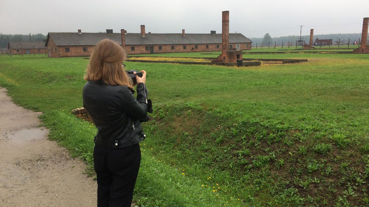Die Schülerin Isabelle Wurster macht Fotos im Konzentrationslager Auschwitz. 