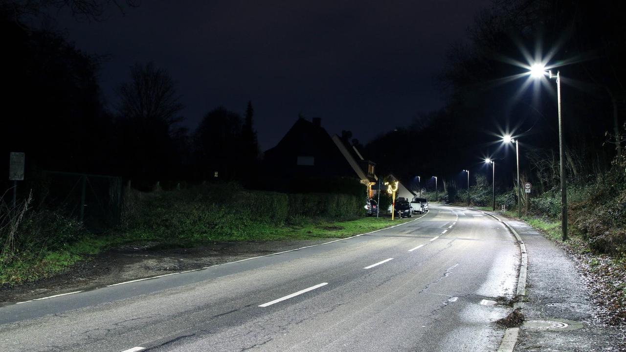 LED-Technik im modernen Alltag Umbau von Straßenlaternen mit herkömmlichen Leuchtmitteln hin zur modernen LED-Technik *** LED technology in modern everyday life Conversion of street lamps with conventional light sources to modern LED technology