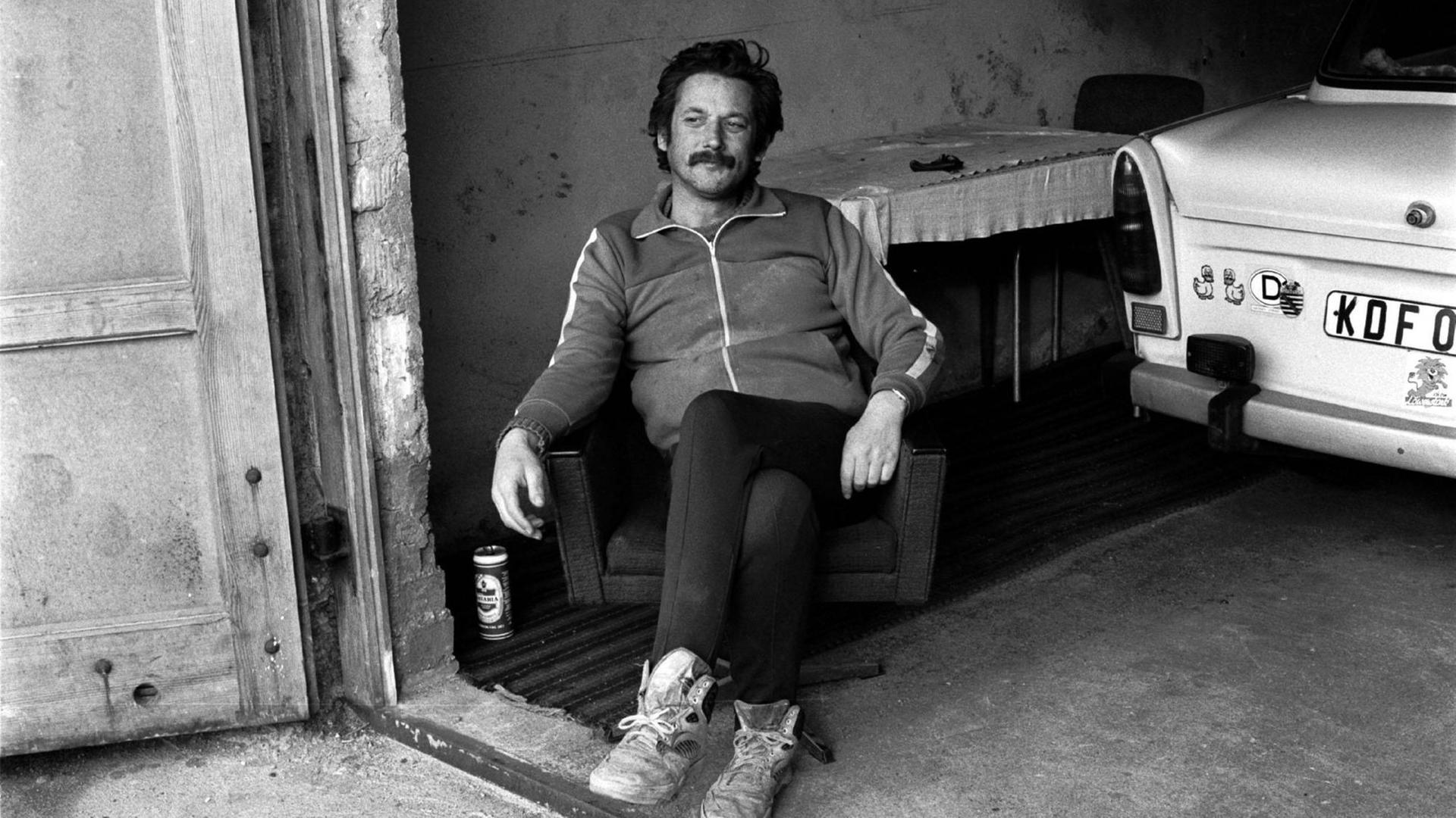 Trabantbesitzer in seiner Garage 1992 in Greppin einer Ortschaft zwischen Wolfen und Bitterfeld.