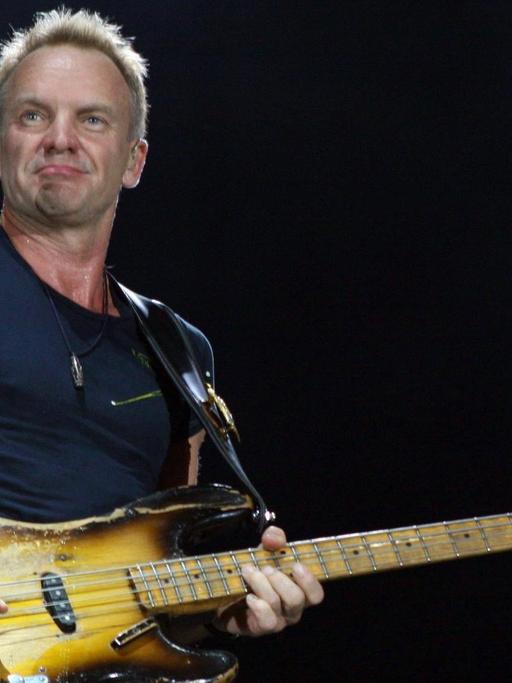 Der Sänger Sting während eines Konzertes in Rio.