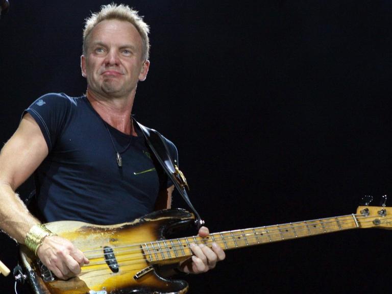 Der Sänger Sting während eines Konzertes in Rio.