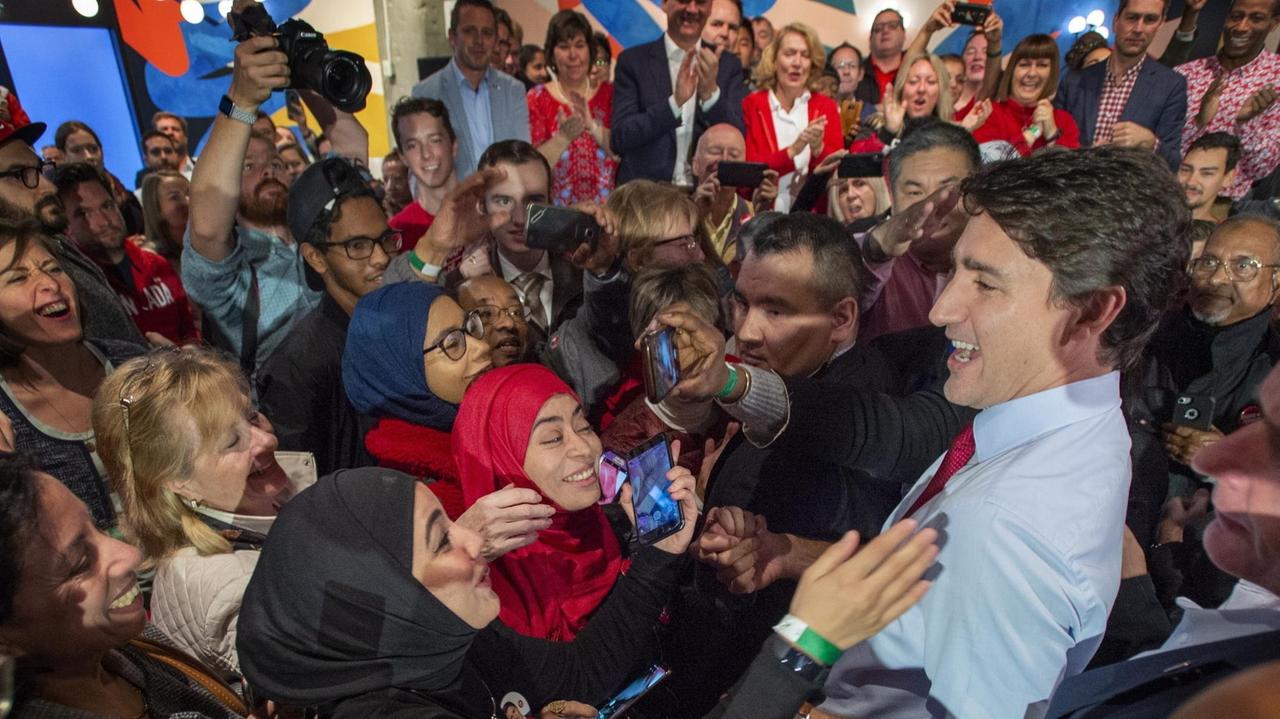 Trudeaus stärkste Wählergruppe sind Frauen. Hier im Kreise von Unterstützerinnen.