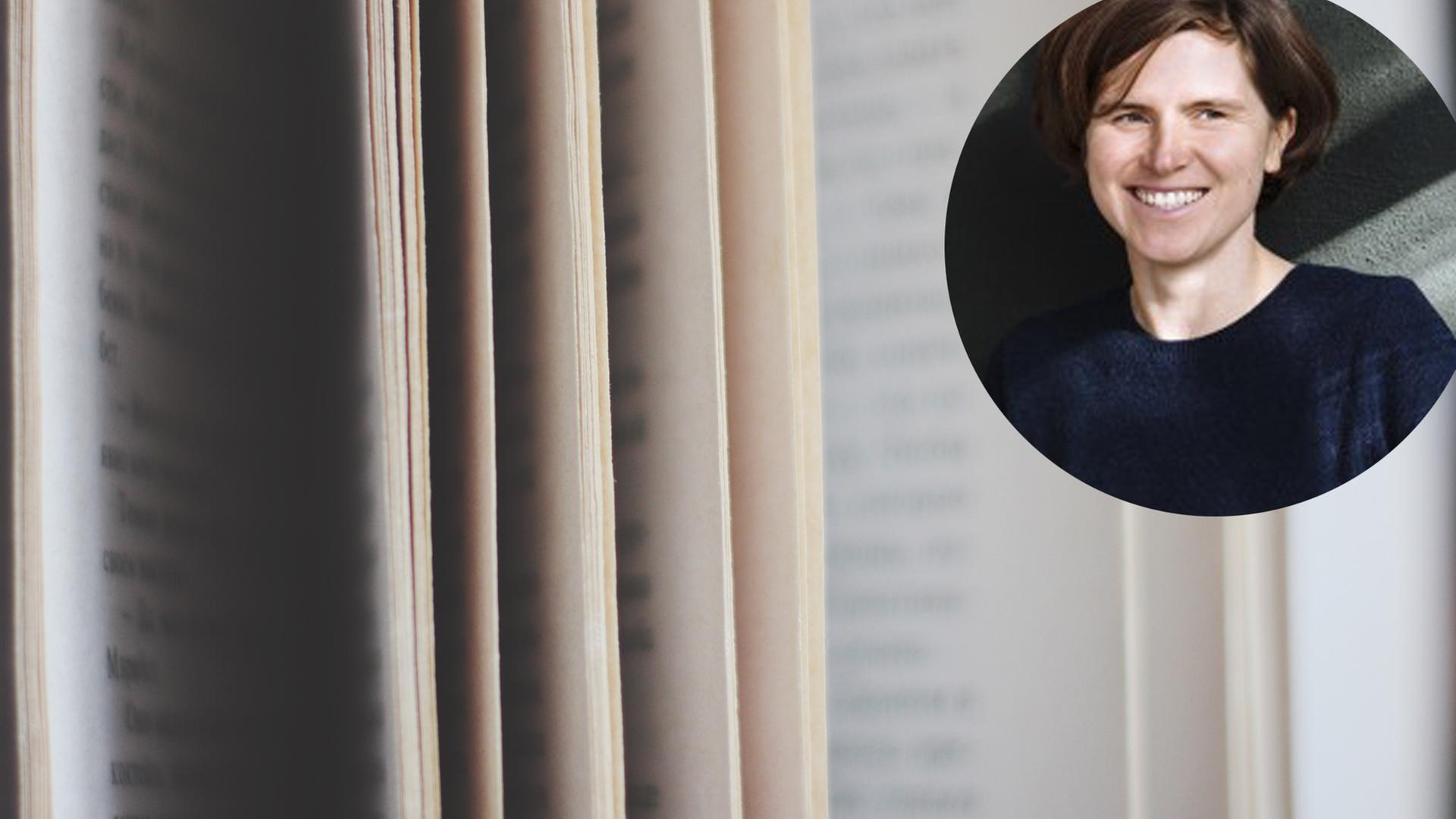 Judith Schalansky lächelt seitlich in die Kamera. Das Bild befindet sich auf einem Hintergrund mit aufgeschlagenen Buchseiten in der Nahaufnahme. Judith Schalansky lächelt seitlich in die Kamera. Das Bild befindet sich auf einem Hintergrund mit aufgeschlagenen Buchseiten in der Nahaufnahme.