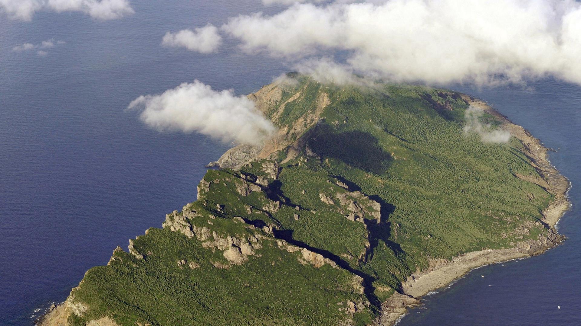 Blick von oben auf die Insel Uotsuri, die Teil der Senkaku-Inseln ist.