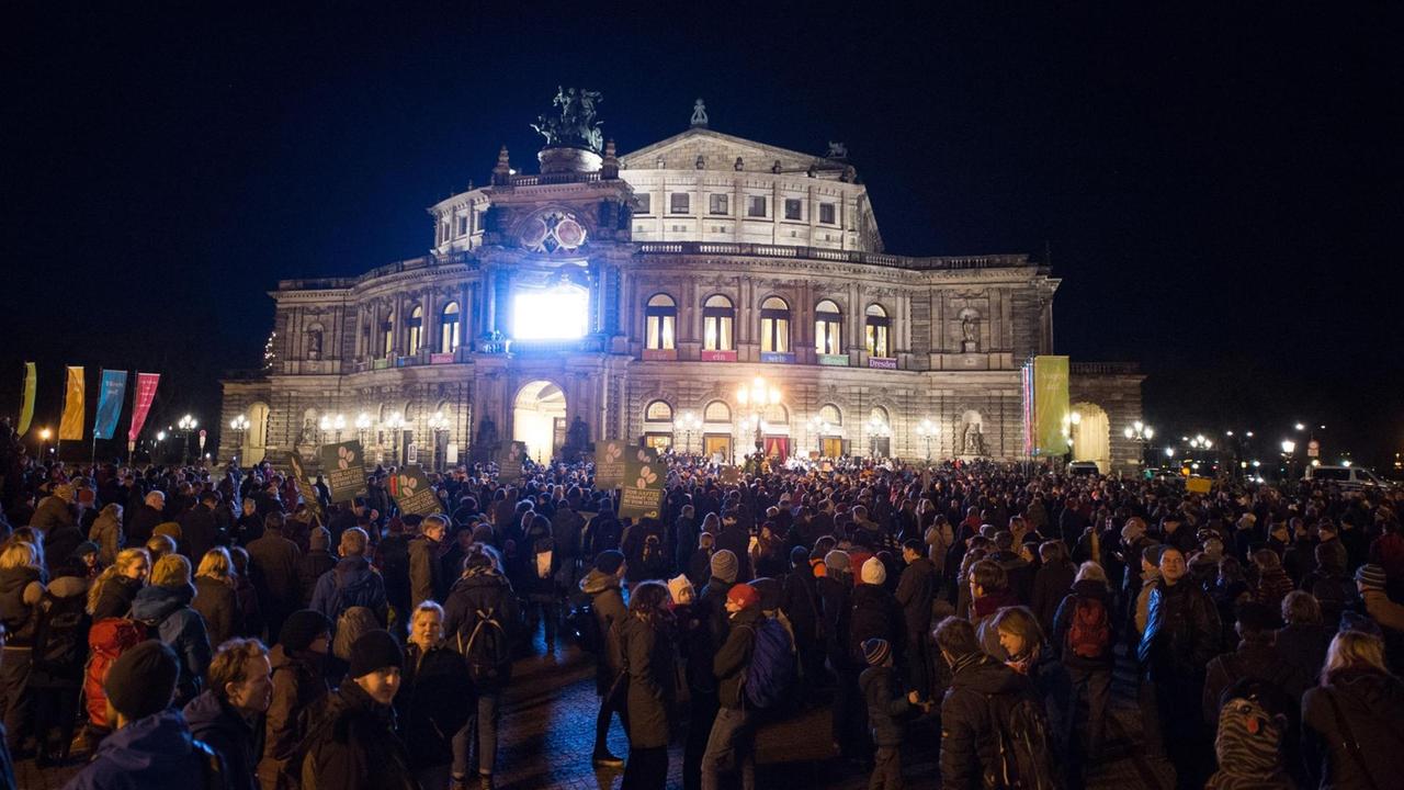 Pegida-Gegner in Dresden während einer Kundgebung des Bündnisses "Herz statt Hetze" vor der Semperoper.