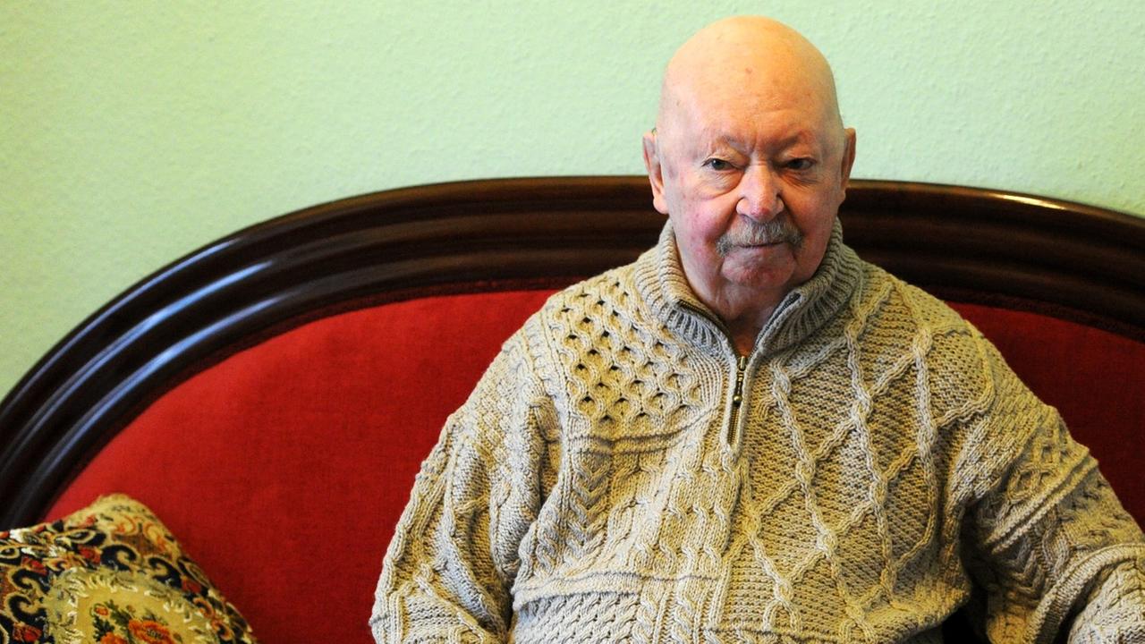 Der deutsche Schriftsteller Günter Kunert sitzt am 28.02.2014 im Wohnzimmer seines Hauses in Kaisborstel (Schleswig-Holstein), neben ihm der Kater "Pussy".