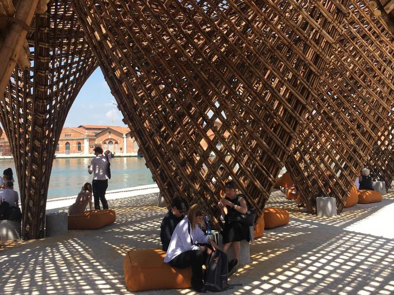 Installation auf der Architektur-Biennale Venedig 2018: Eine Pergola aus Bambus, deren Form an riesige Stalaktiten erinnert