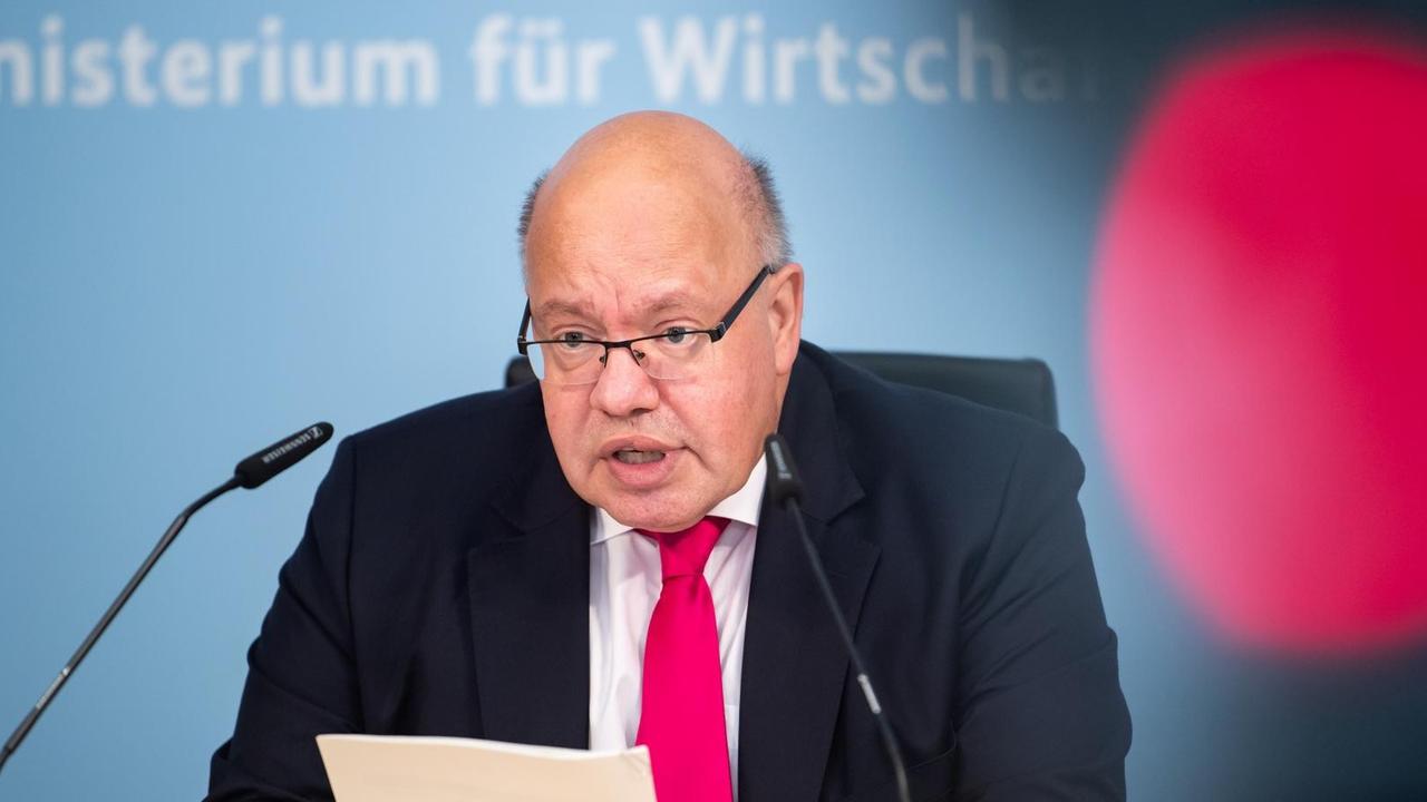 Peter Altmaier (CDU), Bundesminister für Wirtschaft und Energie, äußert sich bei einer Pressekonferenz.