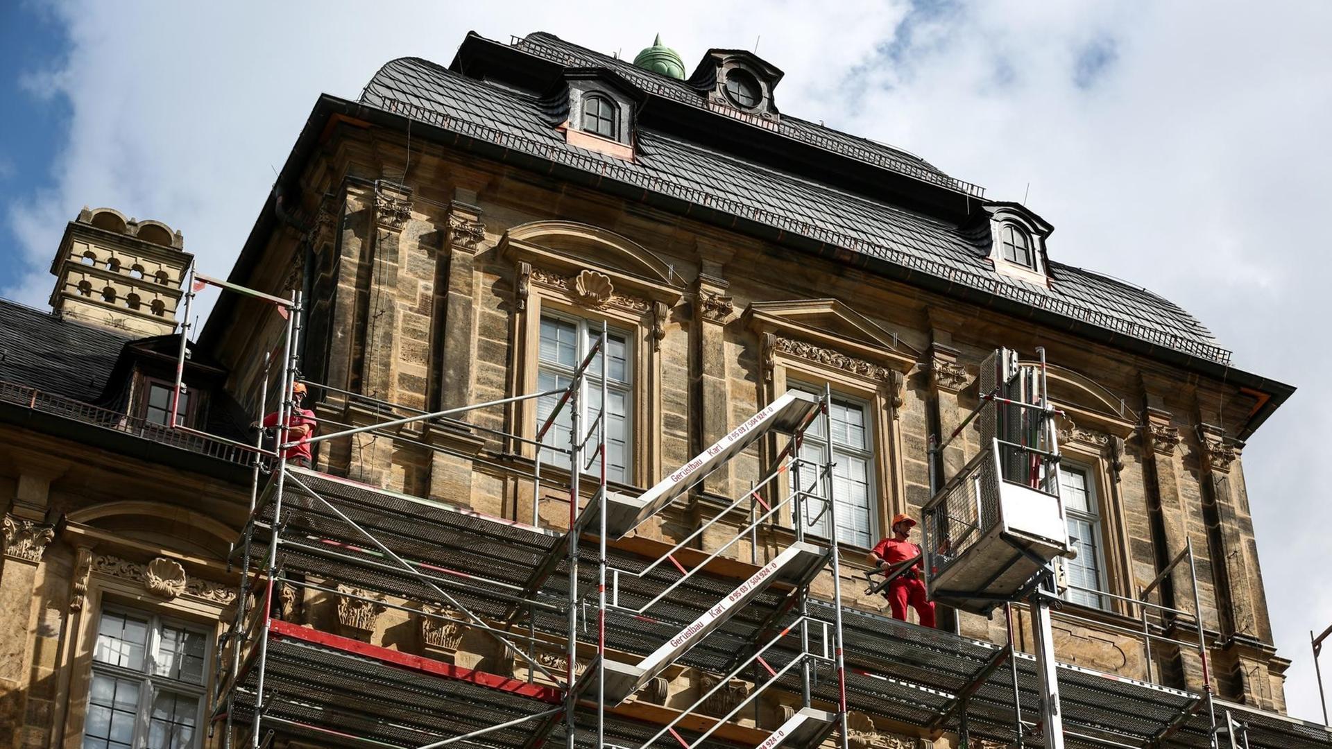 Handwerker entfernen am 27.09.2014 das Baugeruest von der Fassade der Neuen Residenz in Bamberg (Bayern).