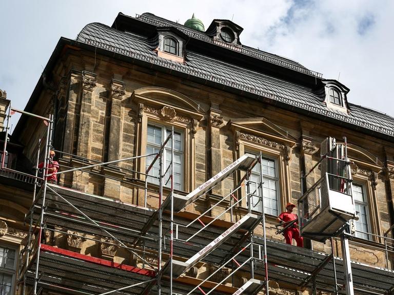 Handwerker entfernen am 27.09.2014 das Baugeruest von der Fassade der Neuen Residenz in Bamberg (Bayern).