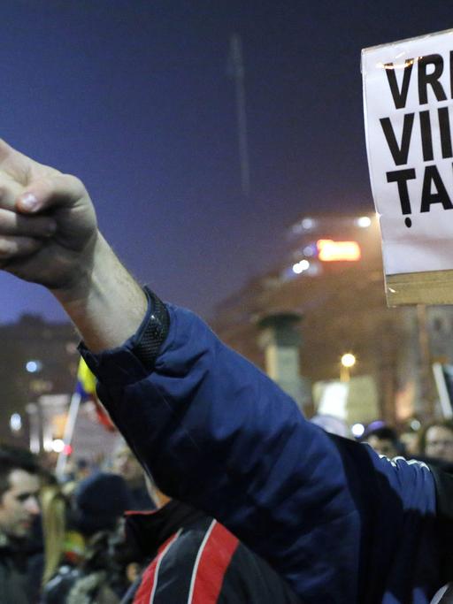 A Romanian man holding a placard that reads 'I WANT A FUTURE FOR MY COUNTRY' shouts slogans against the political establishment during a rally in reaction to the nightclub fire accident at University Plaza in downtown Bucharest, Romania, 06 November 2015.