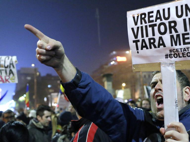 A Romanian man holding a placard that reads 'I WANT A FUTURE FOR MY COUNTRY' shouts slogans against the political establishment during a rally in reaction to the nightclub fire accident at University Plaza in downtown Bucharest, Romania, 06 November 2015.